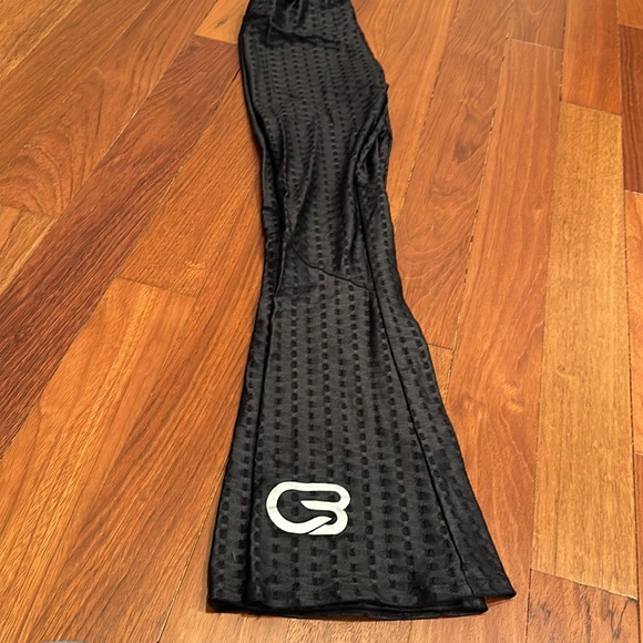 Pheel flare leggings with CycleBar logo on front ankle - Picture 2 of 5